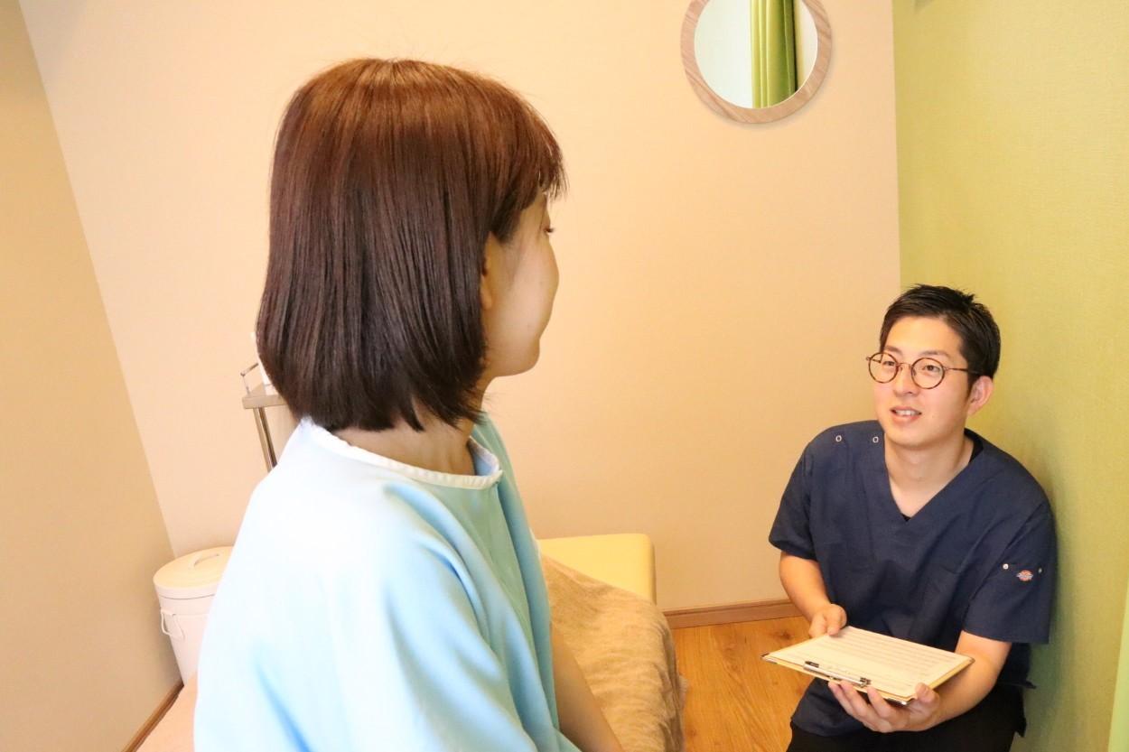 ハリプラス鍼灸院で施術前に相談している様子